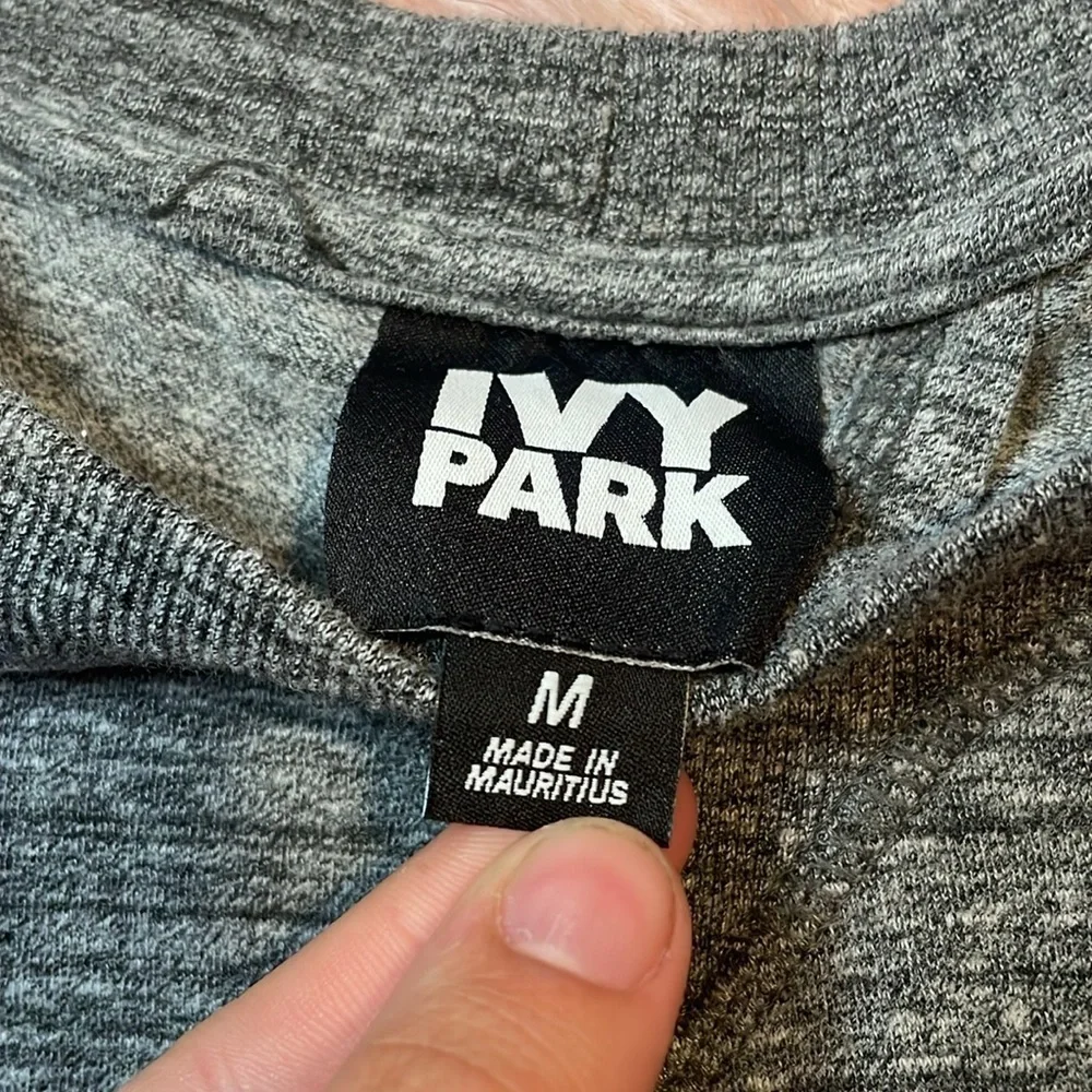 IVY PARK crewneck crop split open back gym grey shirt short sleeve‎ size medium